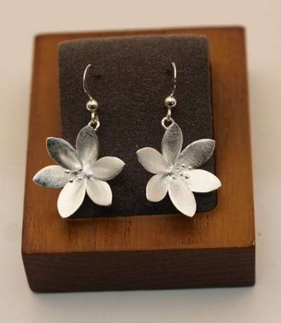Sterling zilveren oorhangers bloeiende bloem - zilveren bloemen oorhangers - oorbellen open bloemen van 925 zilver - zonnige oorbellen - sierlijke lange dames oorbellen