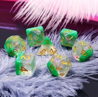 Dobbelstenen Set voor RPGs als Dungeons and Dragons | 7 stuks per set | Emerald Depths | Transparant Doorzichtig en Parelmoer Groen met Glitters en Gouden Cijfers | Met Dice Bag