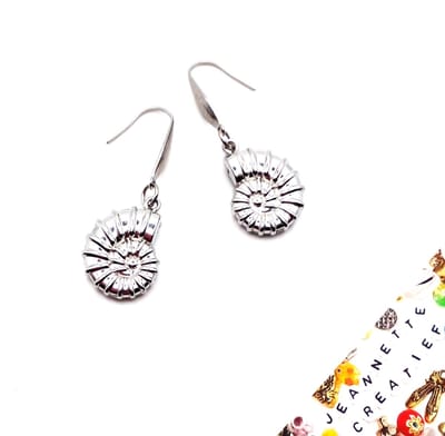 Jeannette-Creatief® - Jeannette-Creatief® - Beach - Oorbellen Ammoniet Schelpen Small RVS Zilver Oorhaakjes - Oorbellen met Schelpen - Oorbellen met Schelpbedels - Bedels - Oorbellen - Strandsieraden - Schelpen- Ibizachic - Boho - Mermaidcore