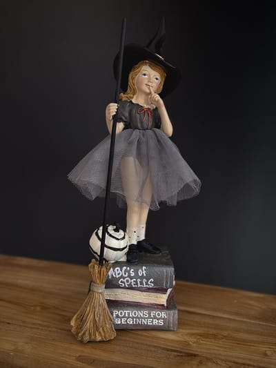 Heksje op boekenstapel 33 cm hoog - Halloween - Griezel - Herfstcollectie - Herfstdecoratie - interieurdecoratie - accessoire - voor binnen - gift - geschenk - cadeau verjaardag