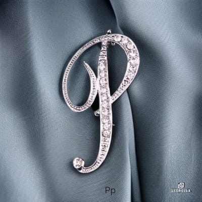 Luxe Strass | P | Letter Broche Zilverkleurig met Zirconia Steentjes – Unisex Cursieve Initialen Pin Diverse Maten Voor Heren & Dames