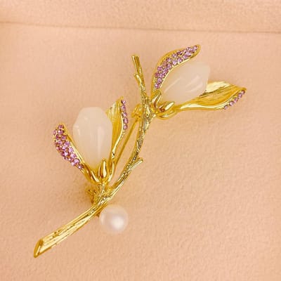 Vintage Dames Heren Mode Exquise Kristallen Magnolia Broche Speldjes Retro Klassiek Dame Feest Bruiloft Parel Bloemen Speld Sieraden beige