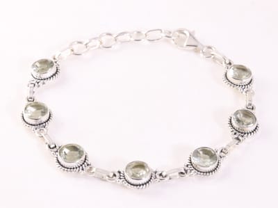 Bewerkte zilveren armband met groene amethist