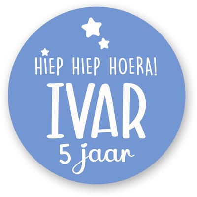 25x Traktatiestickers - HIEP HIEP HOERA - Blauw met witte tekst - Gepersonaliseerd - Sluitstickers - Kinderfeest Traktatie - traktatiestickers Met Naam en Leeftijd- Uitdeeltraktatie - Traktatiestickers Pimp Studio