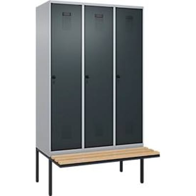 C+P Evolo Plus garderobekast, 3 compartimenten, elk 400 mm breed, zwevende bank, B 1200 x D 815 x H 2120 mm, draaischroef, blank aluminium/antracietgrijs