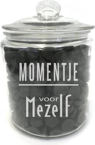 Grote snoeppot /koekpot (zonder drop) met tekst gravure QUOTE: MOMENTJE VOOR MEZELF. Zonder drop. Cadeau-verjaardag-bedankje. Dik sterk glas. Het formaat is 25cm incl. deksel, 19cm doorsnede, inhoud 3,8 liter.