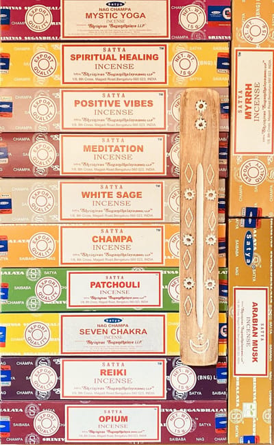 Satya Wierook Assortiment 12 Soorten (12 pakjesX 15g ) + wierookhouder van mangowood