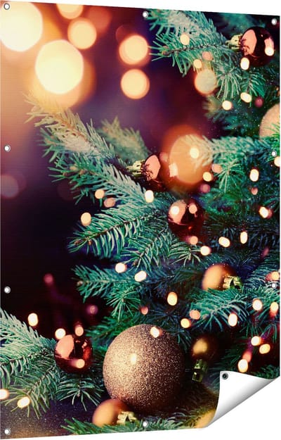Gards Tuinposter Versierde Kerstboom met Lichtjes - 90x120 cm - Tuindoek - Tuindecoratie - Wanddecoratie buiten - Tuinschilderij