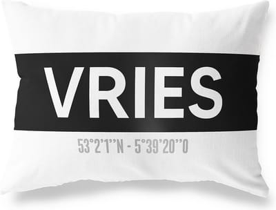 Tuinkussen VRIES - DRENTHE met coördinaten - Buitenkussen - Bootkussen - Weerbestendig - Jouw Plaats - Studio216 - Modern - Zwart-Wit - 50x30cm