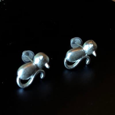 GoedeDoelen.Shop | Oorbellen matzilver (925) Kat liggend | Oorbellen Met Kat | Oorbellen Met Poes | Oorstekers | Zilveren Oorbellen  | Cadeau | Wellness-House