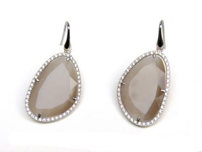 model Belinda oorringen in zilver gezet met bruine steen en cubic zirconia