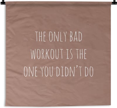 Wandkleed - Wanddoek - Engelse quote "The only bad workout is the one you didn't do" tegen een bruine achtergrond - 90x90 cm - Wandtapijt