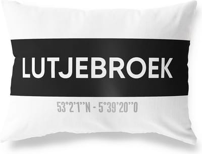 Tuinkussen LUTJEBROEK - NOORD-HOLLAND met coördinaten - Buitenkussen - Bootkussen - Weerbestendig - Jouw Plaats - Studio216 - Modern - Zwart-Wit - 50x30cm