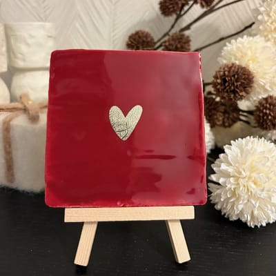 Hartjespost | Tegeltje Hartje, rood, goud | tegeltjes met tekst | spreuktegel | tegeltjeswijsheden | Cadeau | Valentijn | Liefde | Love | Valentijnscadeau | Cadeau voor hem of voor haar | 14 Februari | V-Day | Valentine | Romantisch | 10x10