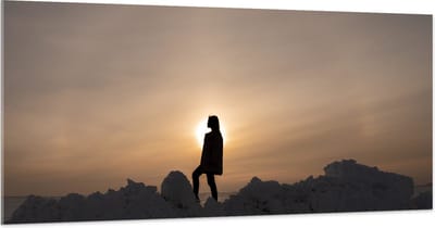 Acrylglas - Silhouet van Vrouw op Hoop Sneeuw - 200x100 cm Foto op Acrylglas (Met Ophangsysteem)