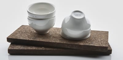 4 Porseleinen Espresso Kopjes + 2 Kurken Schotels. Dutch Design Maarten Baptist