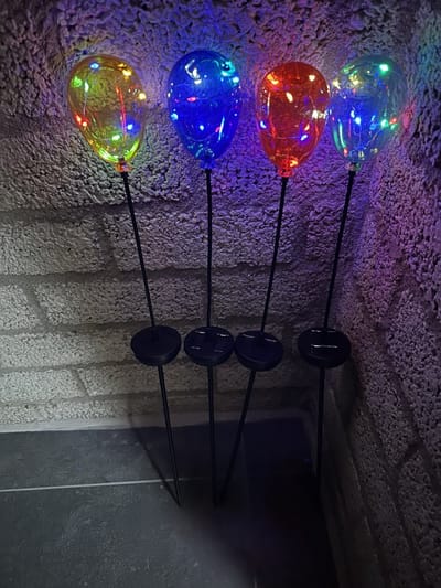 Kunststof solarlampen op tuinsteker "Ballon" - groen/oranje/geel/blauw - Set van 4 stuks - met multi-colour LED - tuinsteker - hoogte 62 x 6 x 1 cm - Tuindecoratie - Tuinverlichting