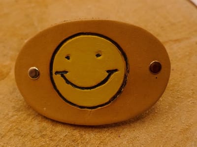 Leren kinder haarclip smilly - lederen haarclip voor kinderen smilly - leuke tekening op leren handgemaakte kinder haarclip - unieke kinder haarclip - handmade stevige leren kinder haarclip
