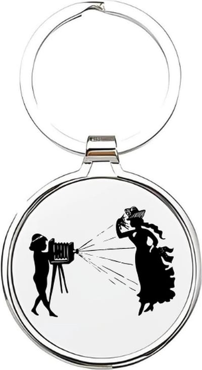 Akyol - Fotograaf Sleutelhanger - fotograaf - De beste fotograaf - Foto - fotonemer - momentopname - trouwfotograaf - cameraman - camera - fototoestel - dierenfotograaf - fotografie - portretfoto - plaatje - wegwerpcamera - 4 x 7,5 CM
