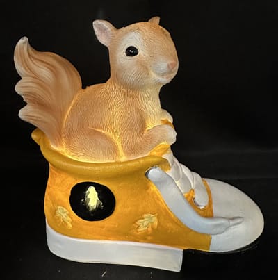 Polyresin (tuin)dier in schoen met LED - Eekhoorn - Bruin + oranje schoen - 1 LED - Hoogte 15 x 15 x 14 cm - Woonaccessoires - Tuinaccessoires - Tuindecoratie
