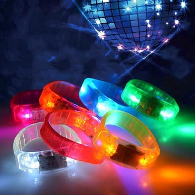 *** LED Disco Armband - de ultieme feestaccessoire voor in de kroeg, discotheek, feestjes of vakantie! Met muziek activerende LED's en sound control functie - van Heble®***