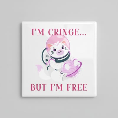 “I’m Cringe… But I’m Free” Ruimtekat Tegel 15×15 cm – Schattige Grappige Keramische Wanddecoratie & Cadeau