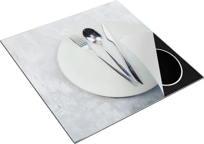 Chefcare Inductie Beschermer Bestek met een Bord op Witte Marmer - 78x78 cm - Afdekplaat Inductie - Kookplaat Beschermer - Inductie Mat