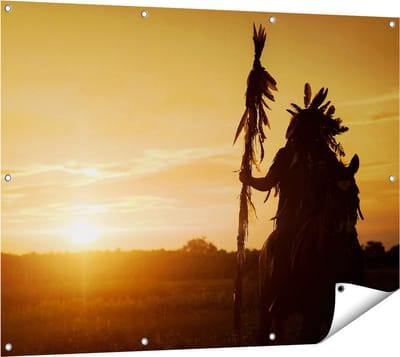 Gards Tuinposter Indiaan met een Speer bij Zonsondergang - 120x90 cm - Tuindoek - Tuindecoratie - Wanddecoratie buiten - Tuinschilderij