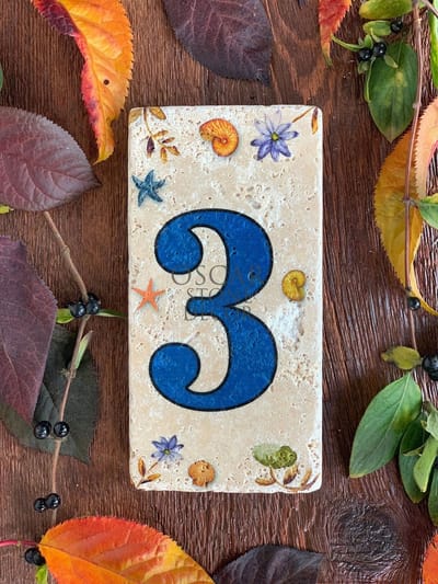 MAK40 - Huisnummer 3 – Blauw – Handgemaakt Natuursteen met Schelpen, Zeester & Bloemen – 15x7,5x1.5 cm – Wanddecoratie – Weerbestendig