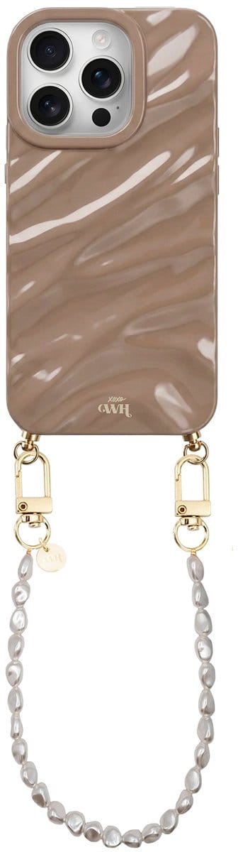 xoxo Wildhearts Glaze Cord Case Taupe - Geschikt voor iPhone 16 Pro Max - Pearlfection - Kort koord - Glimmend siliconen telefoonhoesje met plooien - Dream hoesje met koord - Parelketting - Telefoonkoord