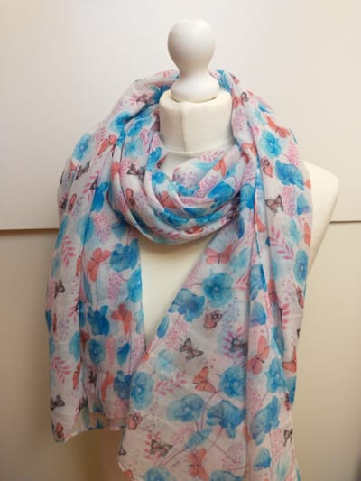 Lange dames sjaal Yvette gebloemd motief met vlinders turquoise blauw koraal wit paars roze zwart