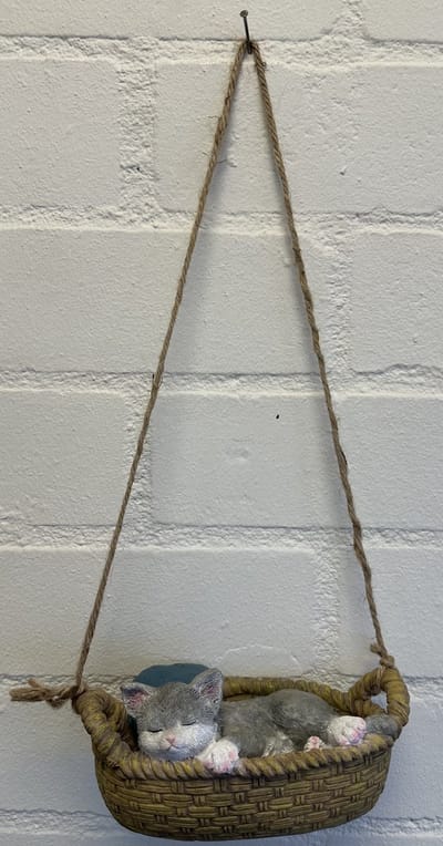Polyresin hangend slapend dier "kat" - grijs + meerkleurig - hoogte 31x18x8 cm - ophangtouw - Voor binnen of buiten - Tuinaccessoires - Woonaccessoires
