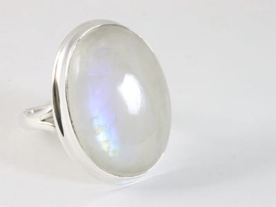 Grote ovale zilveren ring met regenboog maansteen - maat 18