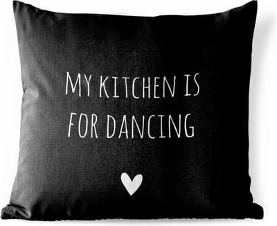 Buitenkussen Weerbestendig - Engelse quote "My kitchen is for dancing" met een hartje tegen een zwarte achtergrond - 50x50 cm