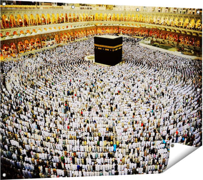 Gards Tuinposter Zwarte Steen in Mekka met Biddende Moslims - 120x90 cm - Tuindoek - Tuindecoratie - Wanddecoratie buiten - Tuinschilderij