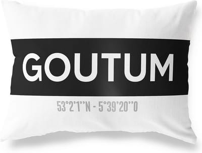 Tuinkussen GOUTUM - FRIESLAND met coördinaten - Buitenkussen - Bootkussen - Weerbestendig - Jouw Plaats - Studio216 - Modern - Zwart-Wit - 50x30cm