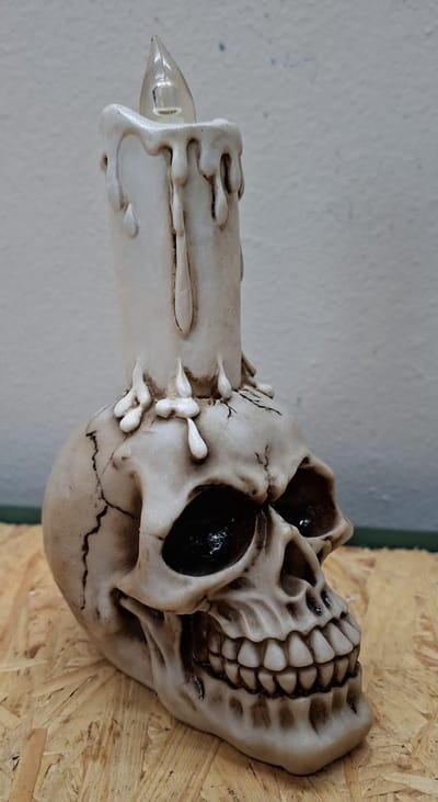 Gothic Schedel met LED Kaars beeld - Sfeervolle Skull Led-Verlichting Polystone - Halloween & Biker Decoratie - Realistische Totenkopf Sfeerlamp - 17 cm Hoog