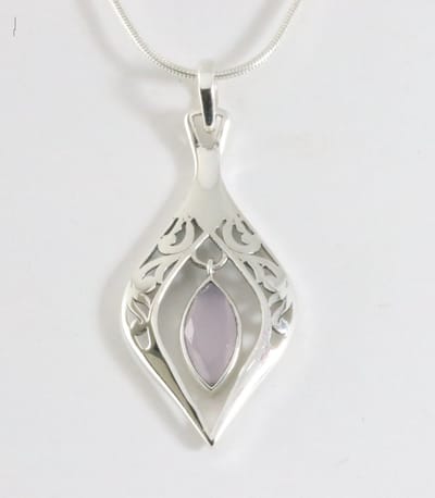 Opengewerkte zilveren hanger met rozenkwarts aan ketting