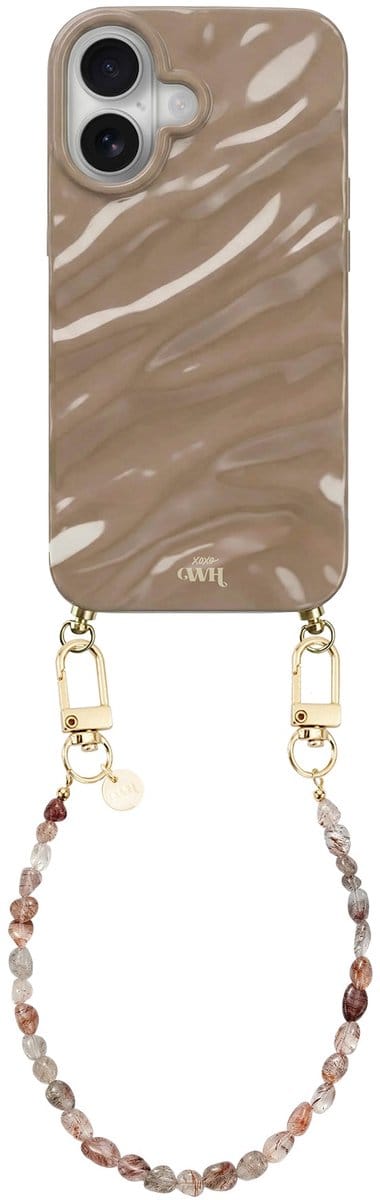 xoxo Wildhearts Taupe Glaze telefoonhoesje met koord - geschikt voor iPhone 16 - Soft Taupe - Dream hoesje met telefoonkoord - Glimmende silicone case met plooien - Steentjesketting - Beige