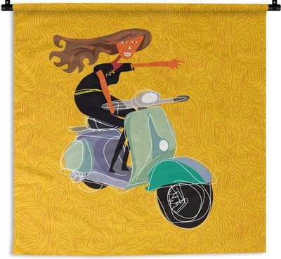 Wandkleed Vespa illustratie - Illustratie van een vrouw op een Vespa met een gele achtergrond Wandkleed katoen 60x60 cm - Wandtapijt met foto