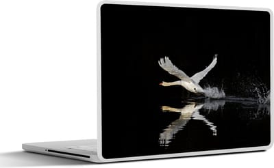 Laptop sticker - 13.3 inch - Opvliegende zwaan boven het zwarte water - 31x22,5cm - Laptopstickers - Laptop skin - Cover