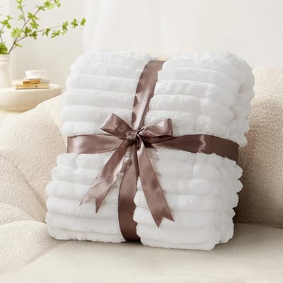Famanu - Fleece Plaid 150 x 200 cm - Wit - 100% Microvezel Flanel - Extra Zacht & Warm - Voor Bed 90 cm & Bank