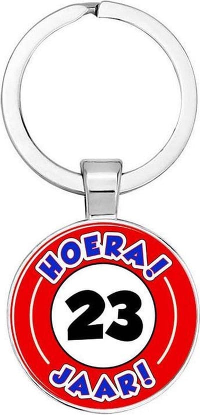 Akyol - Hoera 23 jaar Sleutelhanger - Verjaardag - Jarige job - Leuke kado voor iemand die bijna jarig is - 2,5 x 2,5 CM