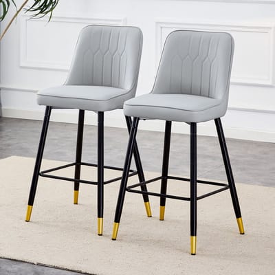 Set van twee barkrukken, 100 cm hoog, gemaakt van lichtgrijs PU-leer met een zwart metalen frame en comfortabele voetensteun. Verkrijgbaar in verschillende kleuren – de ideale keuze voor uw thuisbar.