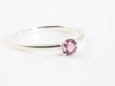 Fijne hoogglans zilveren ring met rhodoliet - maat 19
