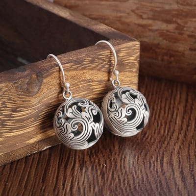 Boucles d'oreilles tendance rétro pour femmes, gravées de mille motifs vagues. brown