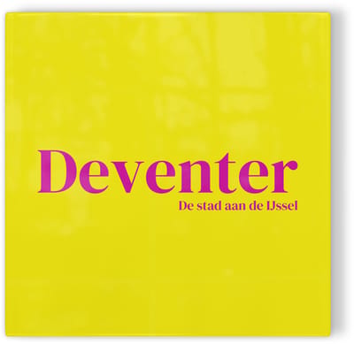 Tegeltje Deventer - geel roze - tegeltje stad - tegeltje met tekst