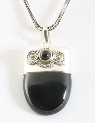 Bewerkte zilveren hanger met onyx aan vossenstaart ketting