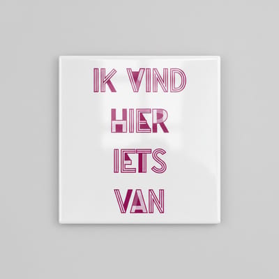 Ik Vind Hier Iets Van Tegel 15×15 cm – Grappige Nederlandse Quote Keramische Wandtegel – Gedurfde Moderne Typografie Decor Cadeau