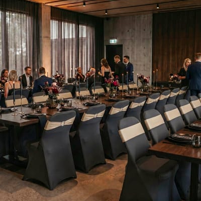 Froadp 10 stuks Effen zwarte gebreide stoelhoezen voor klapstoelen — Ontworpen voor standaard klapstoelen tot 90 cm hoogte. Eenvoudig te bevestigen en makkelijk in onderhoud. Ideaal voor huwelijksceremonies en recepties, levendige verjaardagsfeestjes
